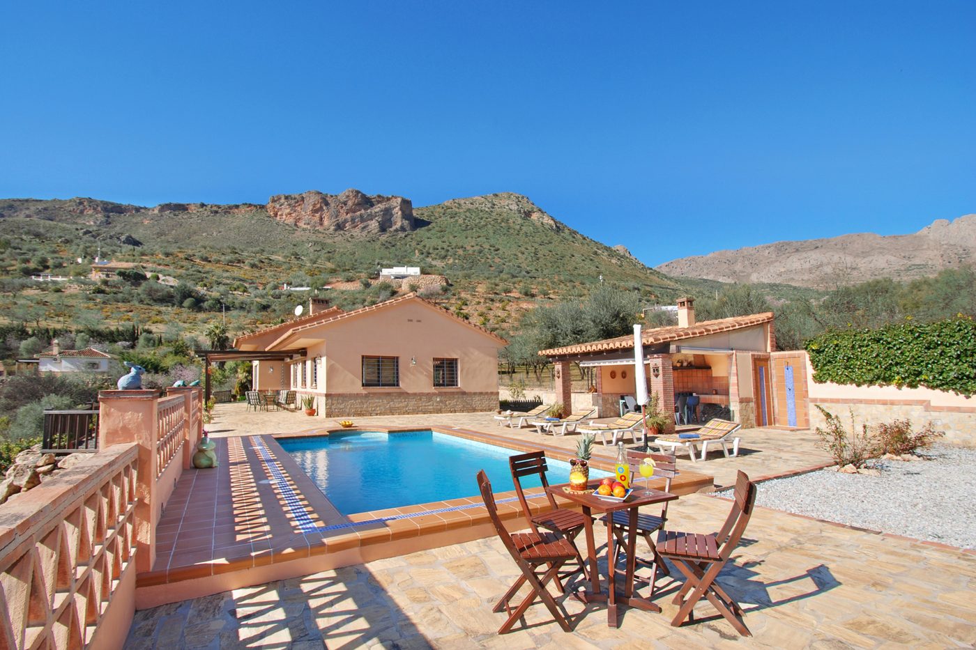 Villa El Lucero, piscina y vistas al valle